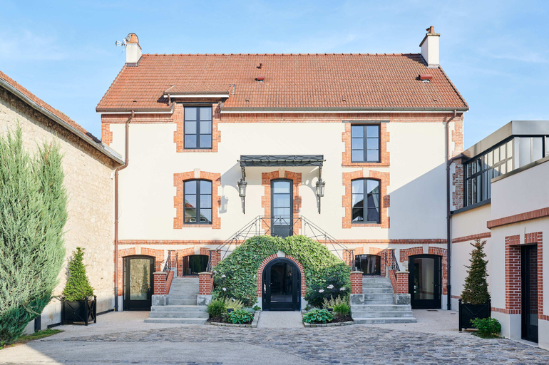 Exterior & Views