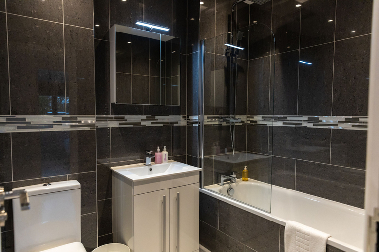 Bathroom, London Heathrow Bath Road Flats, London