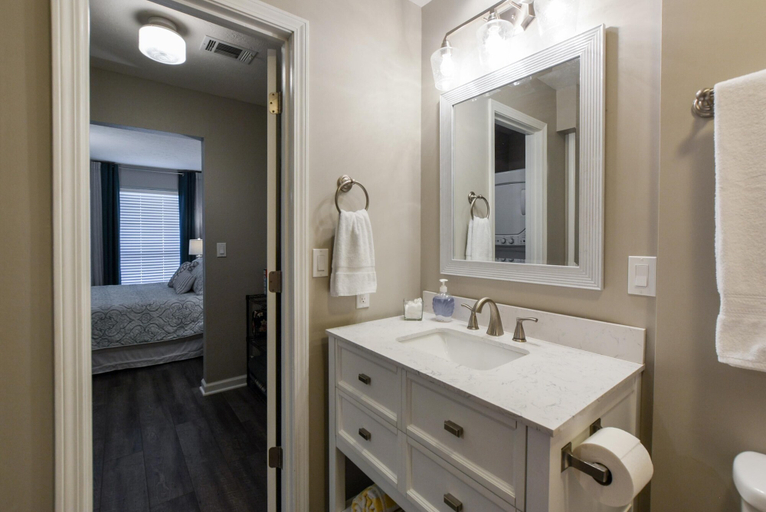 Bathroom 4, Bentley's Bungalow, Taney