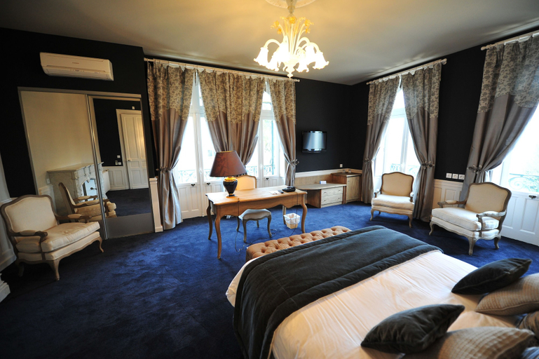 Bedroom 3, Château du Clos de la Ribaudière, Vienne