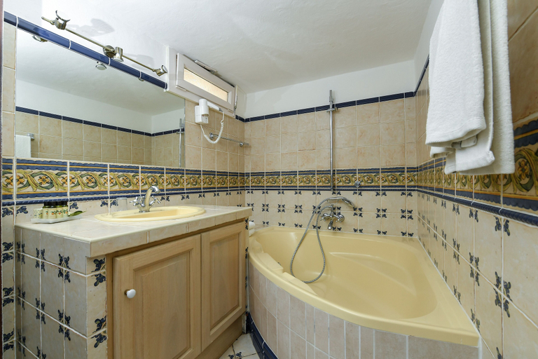 Bathroom 4, Hotel Le Hameau, Alpes-Maritimes