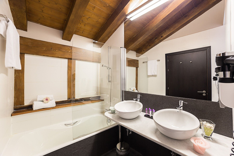 Bathroom 4, Hotel Dolarea, Guipúzcoa