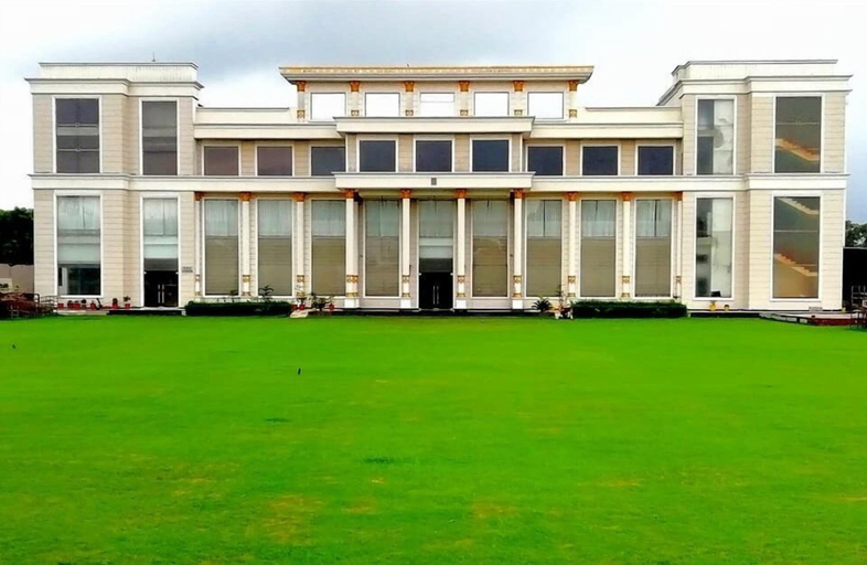 Exterior & Views