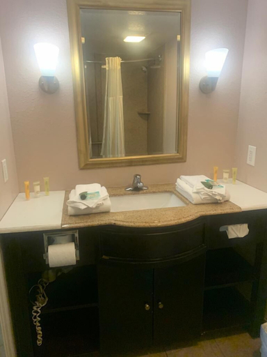 Bathroom 3, Inn On The Green, Lake