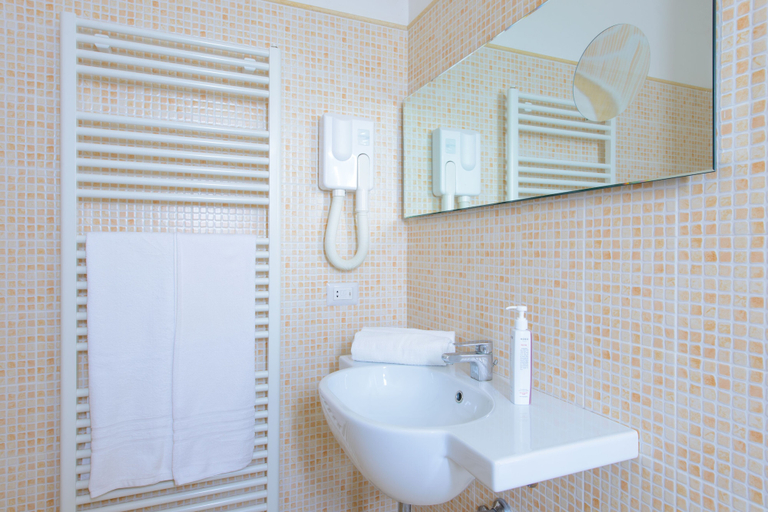 Bathroom 4, Palace Hotel Domus Mea, Rimini