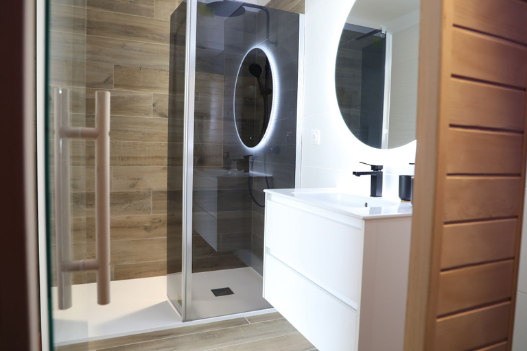 Bathroom 3, Les Maisons de Louise, Manche