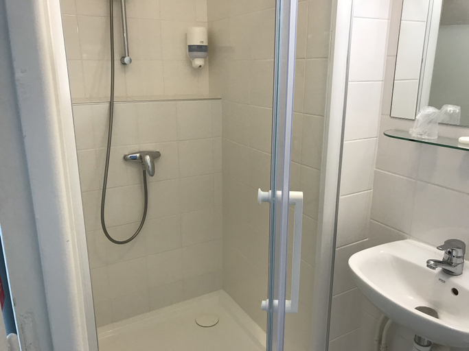 Bathroom 5, Hôtel des Iles, Morbihan