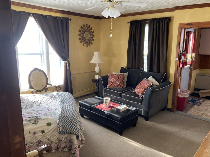 Others 5, Seymour Lake Lodge, Orleans