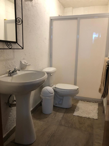 Bathroom 3, Totalkey, Nicolás Romero