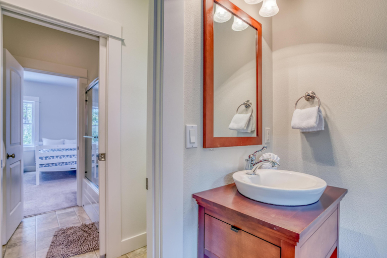 Bathroom 4, Pacific Way Cottage - Meredith Lodging, Clatsop