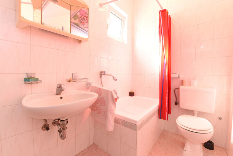 Bathroom 3, Apartment 1562, Pula