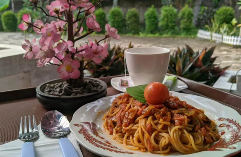 Food & Drinks, Bogor - Beautiful Room for 2 With Ac, Bogor