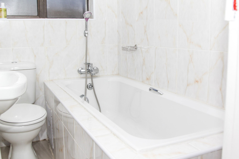 Bathroom 2, Streets of Goldbw B&B, Gaborone