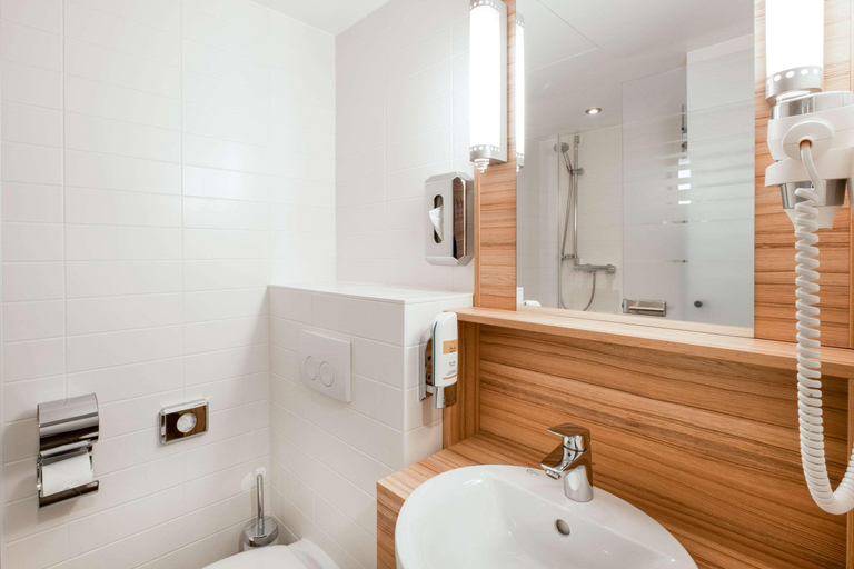Bathroom 4, Premier Inn Hannover City University hotel, Region Hannover