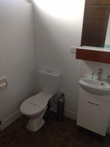 Bathroom 3, Elmore Victoria Hotel Motel, Gr. Bendigo - Pt B
