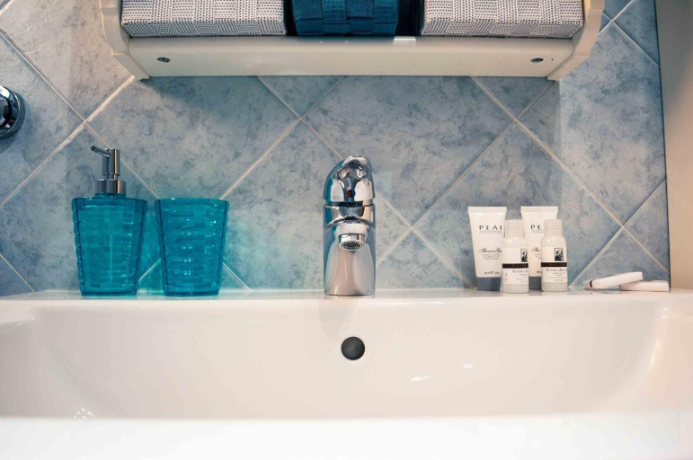 Bathroom sink, Orange Flat - Fiera District, Bologna