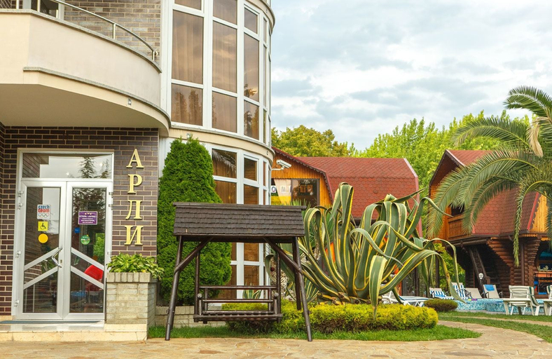 Exterior & Views