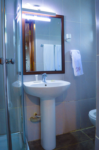 Bathroom 4, Red Ruby Hotel, Westlands