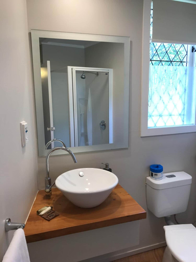 Bathroom 4, Bridgehouse Lodge, Rodney