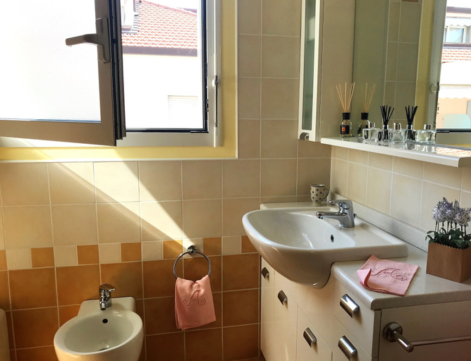 Bathroom, House Montecarlo, Savona
