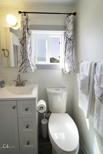 Bathroom 3, Raines Resort Cabins & RV, Tillamook