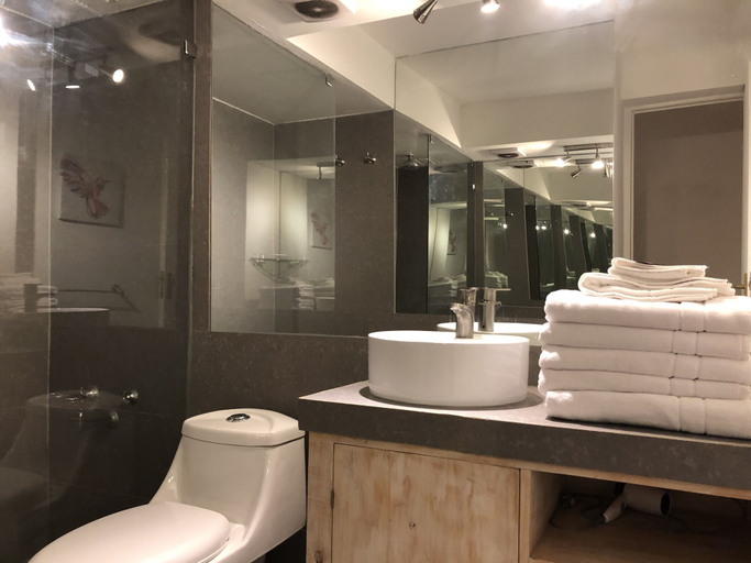 Bathroom, The Lounge Apartment, Santiago