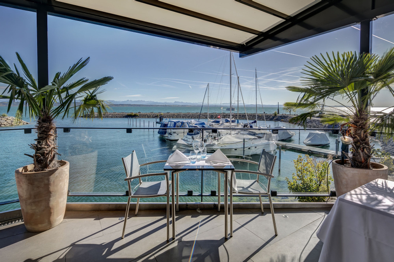 Exterior & Views 10