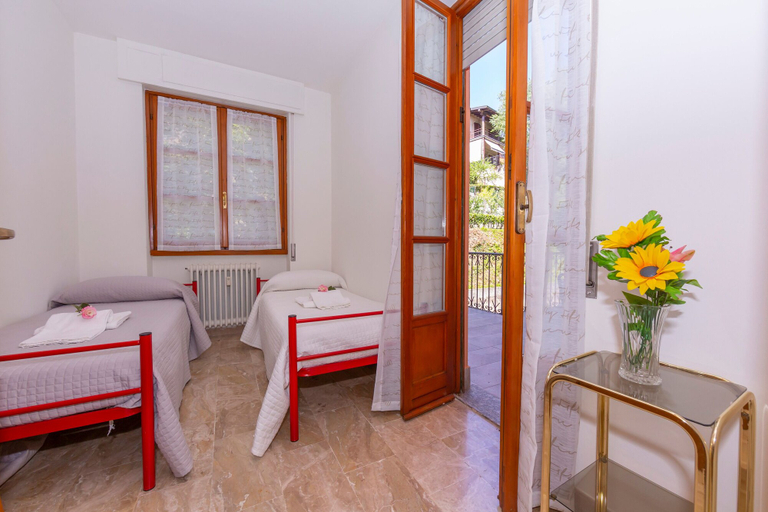 Room 4, Carlazzo Sant' Agata Apt. 01, Como