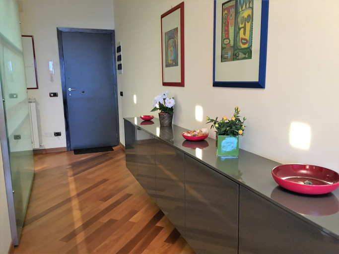 Property entrance, House Rouge, Genova