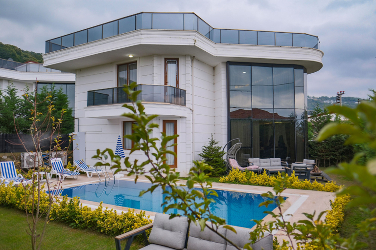 Garden, Calm In Sapanca, Izmit
