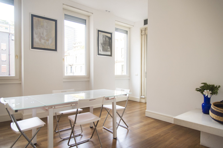 In-room dining 4, Beautiful & Relaxing Flat near Centrale / Repubblica, Milano