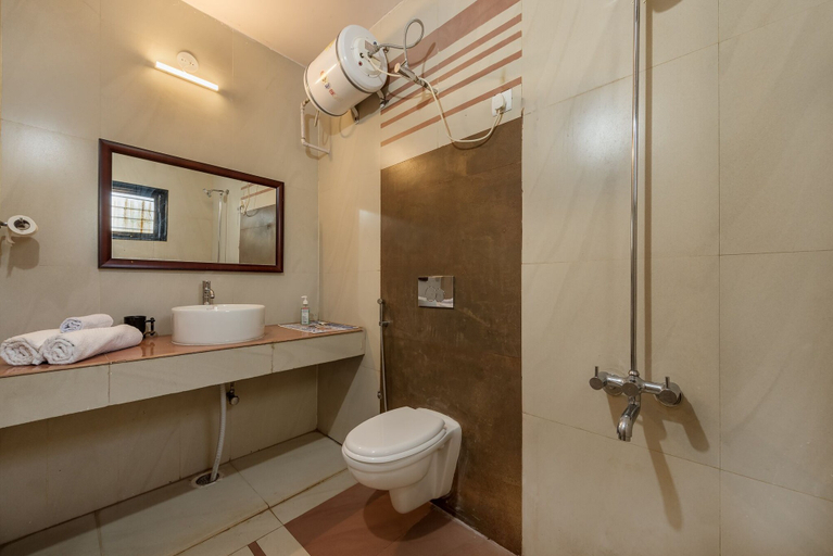 Bathroom, Evergreen Cascade by cosmicstays, Satara