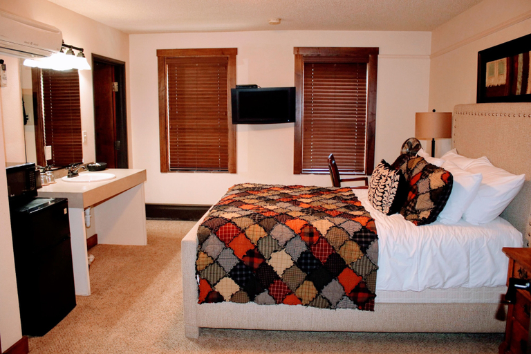 Bedroom 3, Iowa House, Story