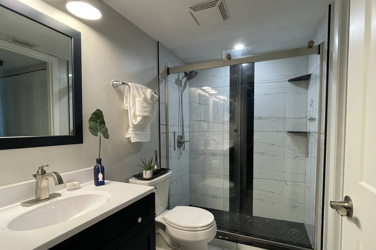 Bathroom 3, Palm Beach Landings A606, Lee