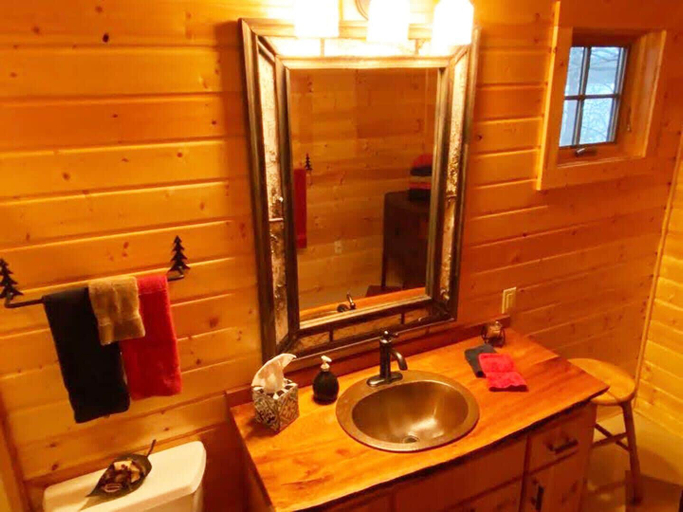 Bathroom 3, Grand View Log Cabin, Sawyer
