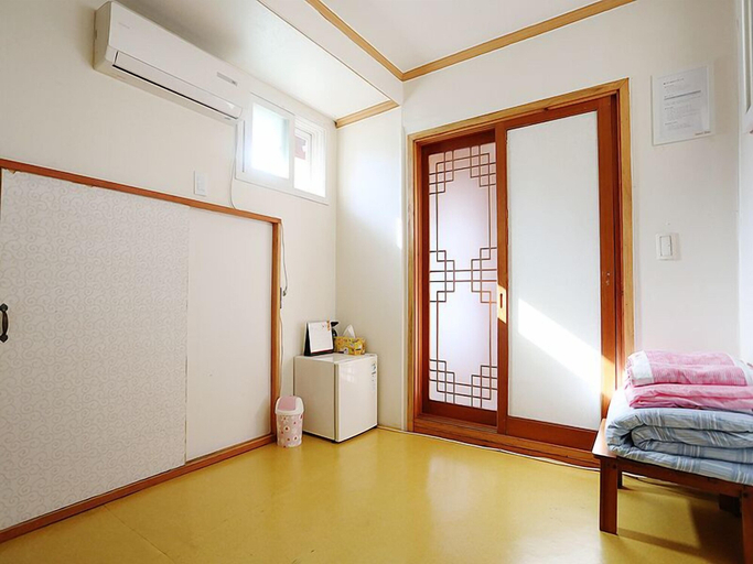 Bedroom 2, Inwoo House, Jongno