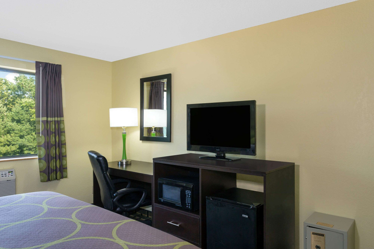 Bedroom 2, Super 8 by Wyndham Marietta, Washington