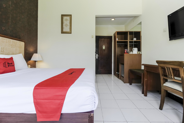 Bedroom 4, RedDoorz Plus near Grage City Mall, Cirebon