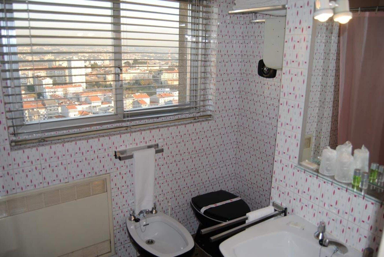 Bathroom 5, Hotel Miradouro, Porto