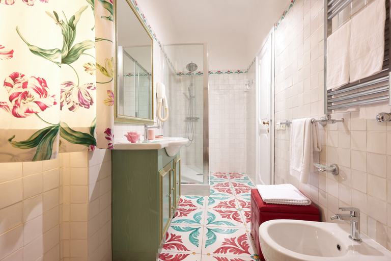 Bathroom 4, Delfini, Rome