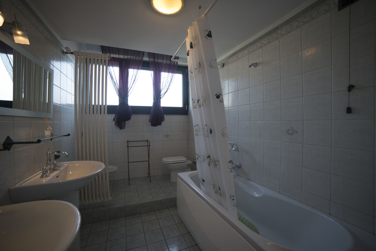 Bathroom 5, Alex e Angie, Bergamo