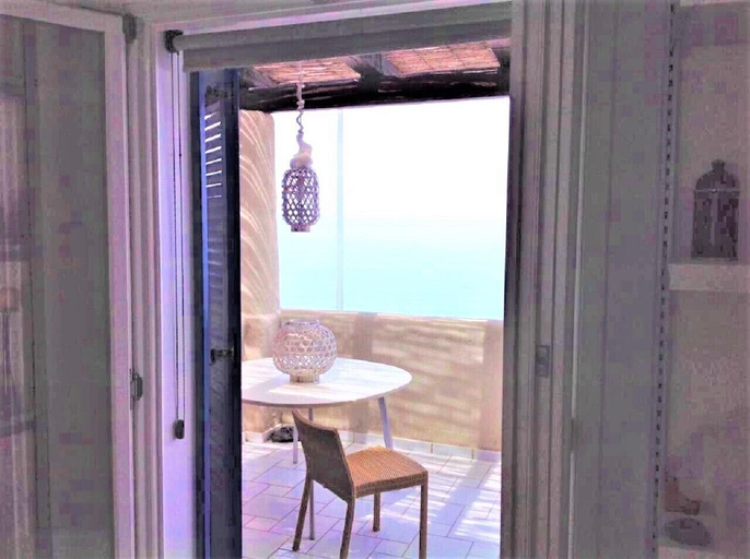 Room 2, Seafront Apartment - Beach in front, Messina