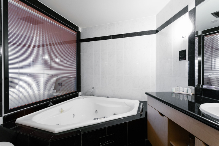 Bathroom 5, Lakes Hotel, Adelaide