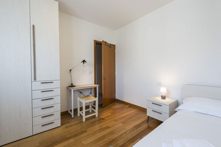 Bedroom 3, Visarno Modern by Mmega, Florence