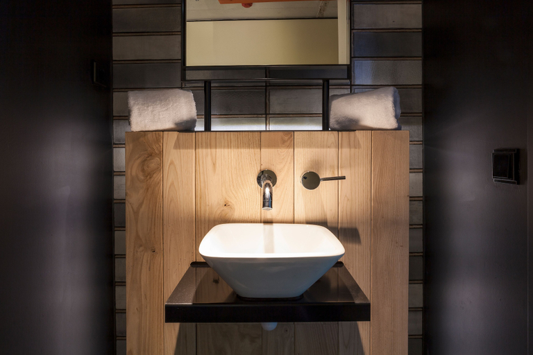 Bathroom 4, Bastardo Hostel, Madrid