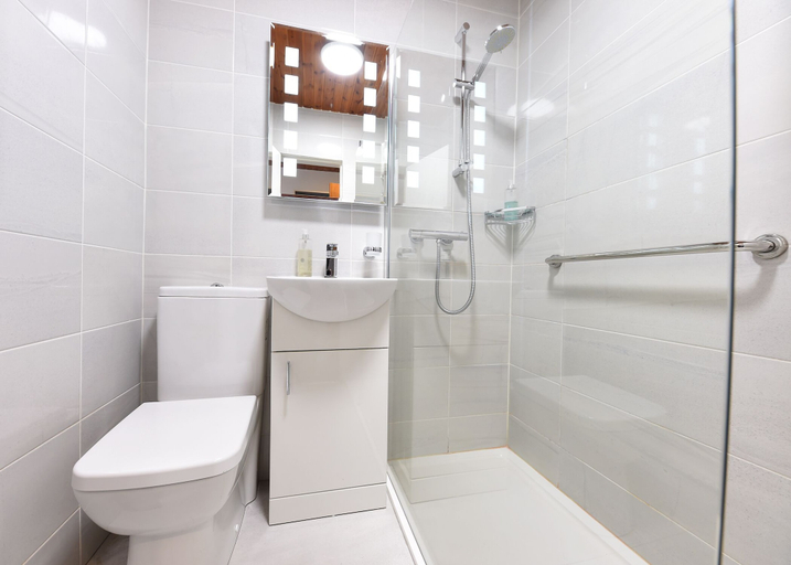 Bathroom 3, Whispering Pines