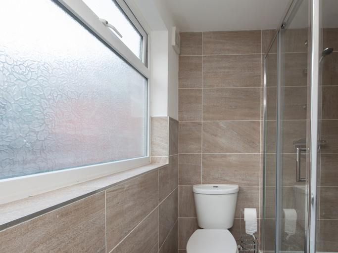 Bathroom, Townhouse @ 83 Edleston Road Crewe, Cheshire East