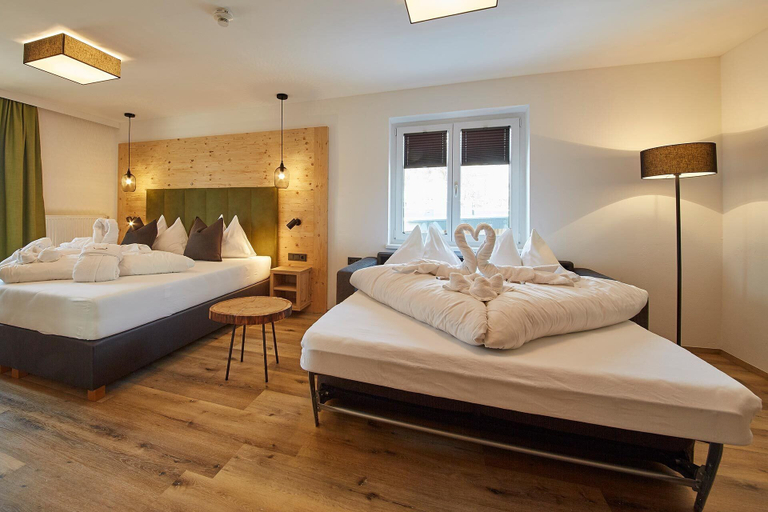 Bedroom 2, Hotel Hubertushof, Zell am See