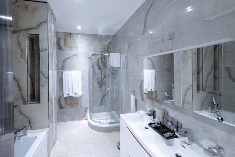 Bathroom 5, The Wells Carlton Hotel and Apartments, AbujaMun