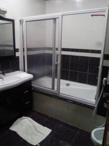 Bathroom 4, Maraval, Oran